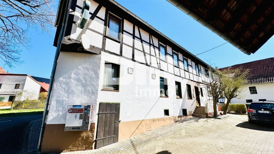 Großer Dreiseithof mit 2 bis 3 Wohneinheiten, 3 Nebengebäuden + großem Grundstück - Gebäudeteil 1 Frontansicht / Wohnbereich